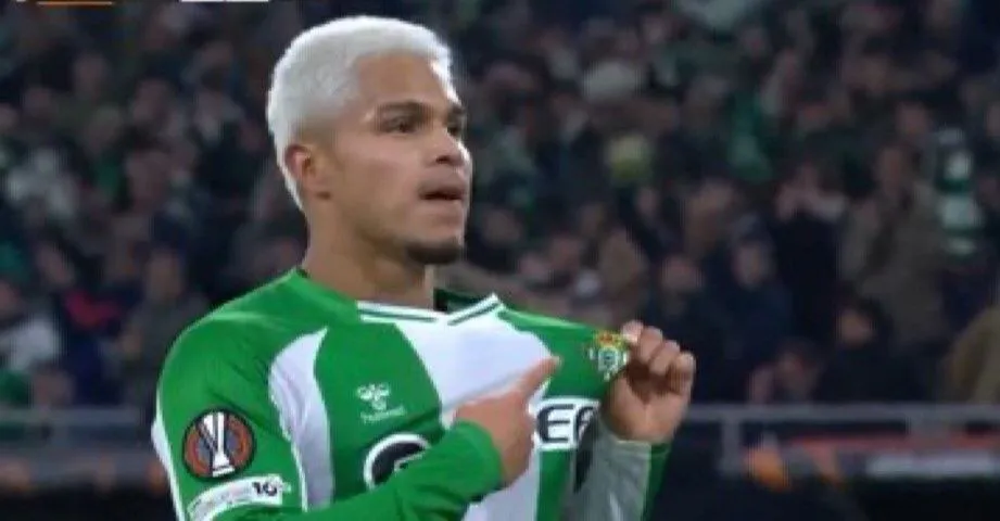 [Vídeo] El "cucho" Hernández marca en la loca caída de Betis ante el líder Barcelona