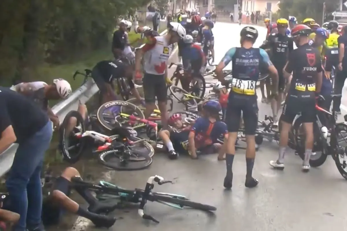 2da etapa del Giro, Egan Bernal es 3ro en la general, Santiago Buitrago se accidentó y Einer Rubio llegó 14.
