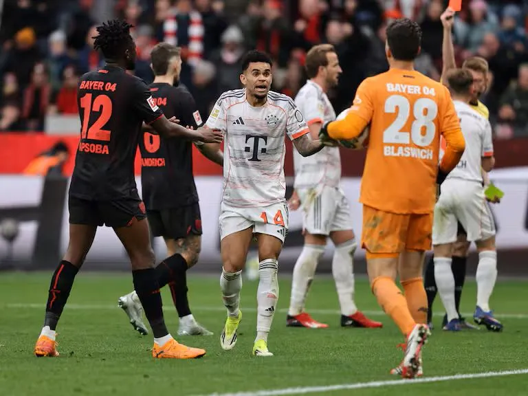 Gol y expulsión para Lucho Diaz en la Bundesliga