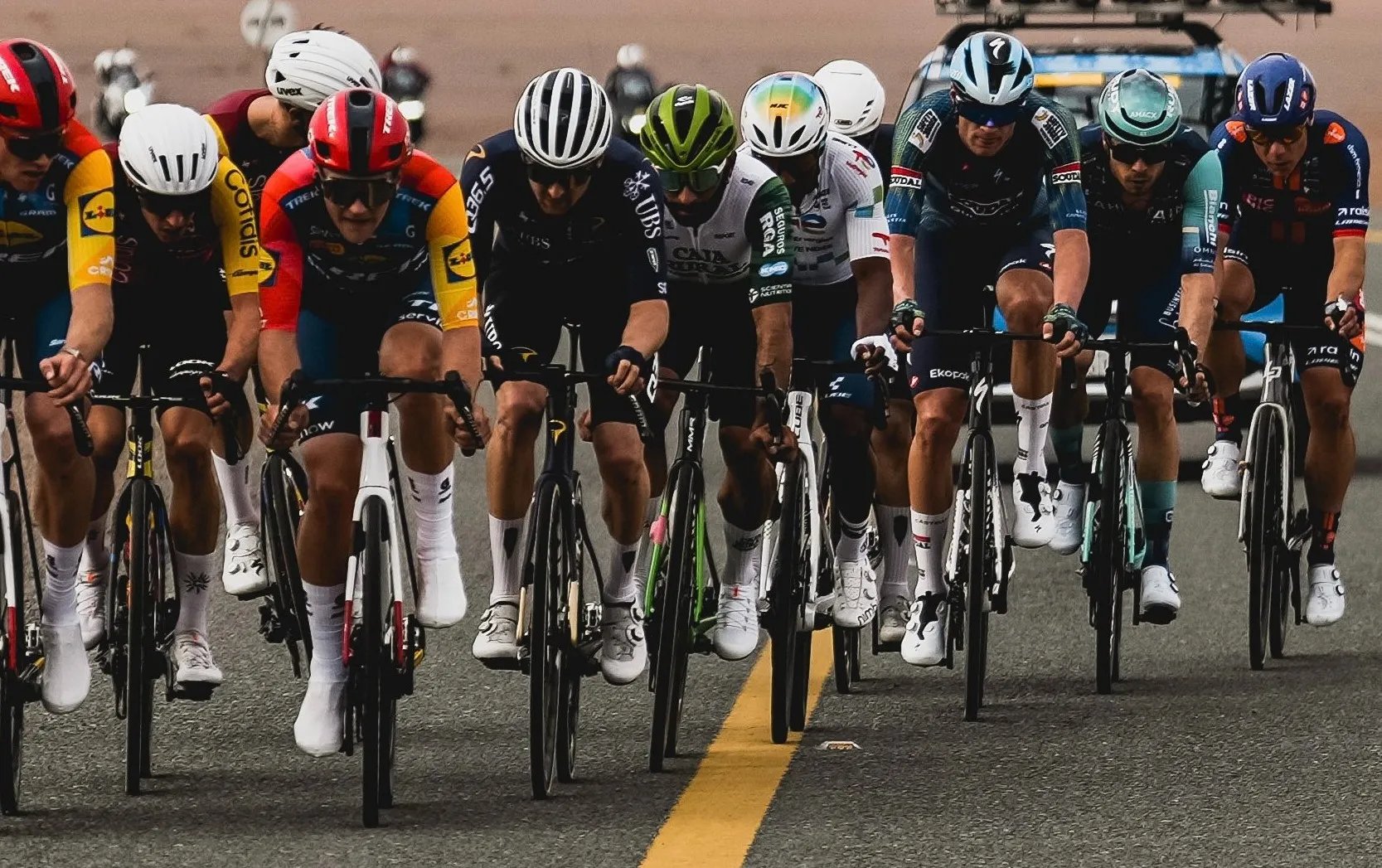 [Vídeo] Buen debut para Fernando Gaviria en el Caja Rural: en el embalaje del inicio del Tour de AlUla