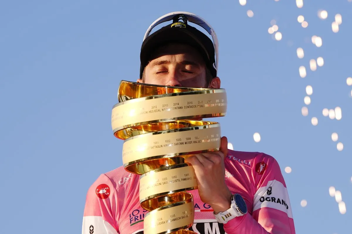 Jonas Vingegaard  campeón de la 109ª edición del Giro de Italia, Egan 10 y Einer 23
