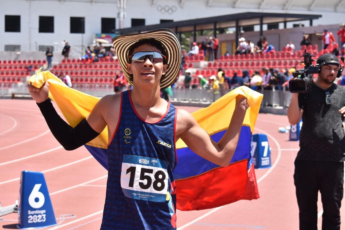 Fabio Andr&eacute;s Londo&ntilde;o D&iacute;az con la bandera de Colombia y sombrero vueltiao Atletismo Chie 2025