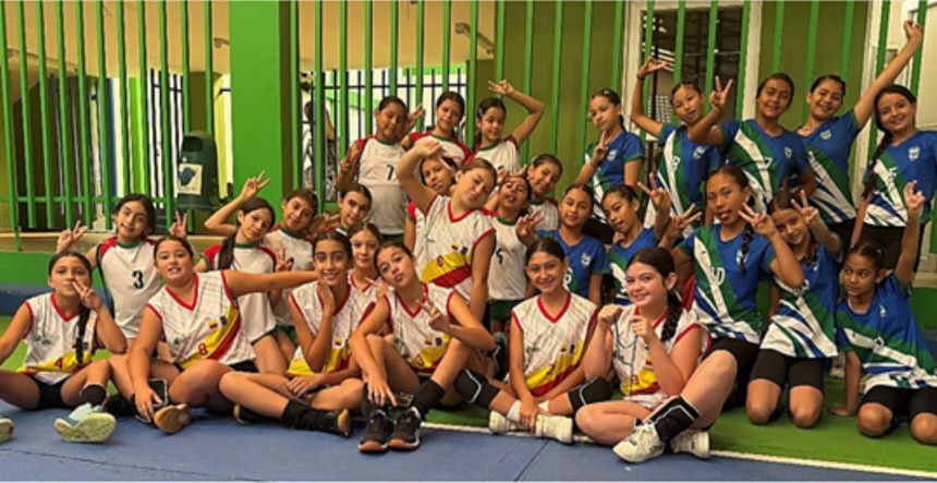 Indeportes Deportistas De Voleibol En Urrao En Los Juegos Escolares De Suroeste 860x443