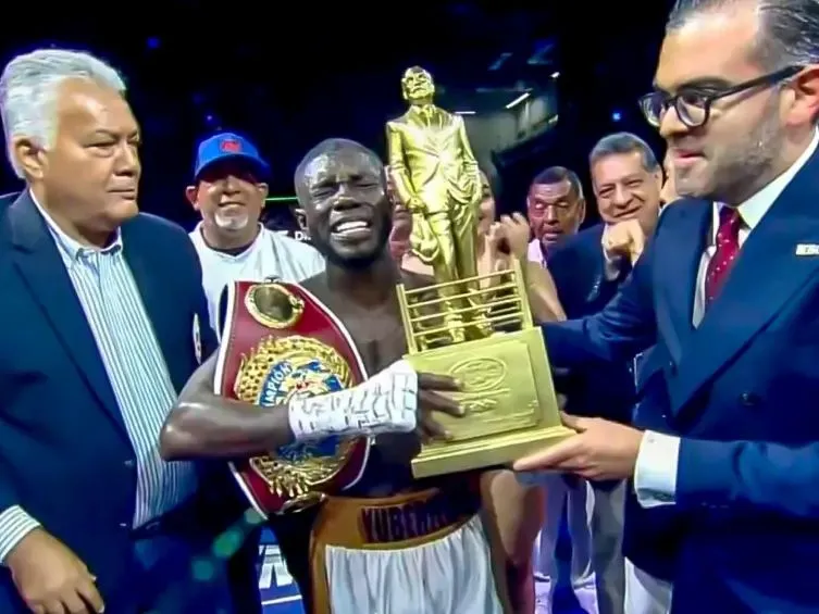 Boxeo: Yuberjen Martínez gana en Panamá y aspira al titulo mundial de la OMB.